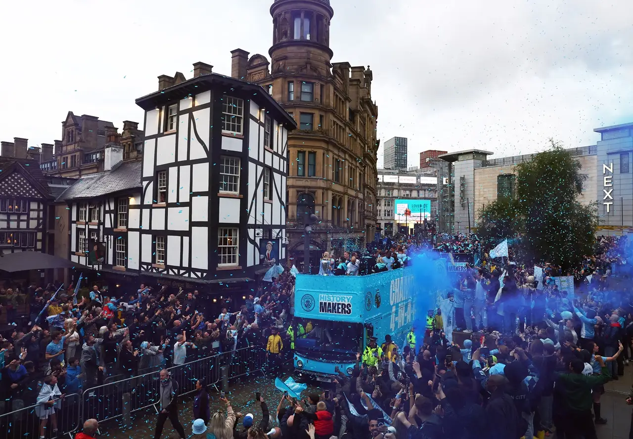 Parade Biru Manchester...