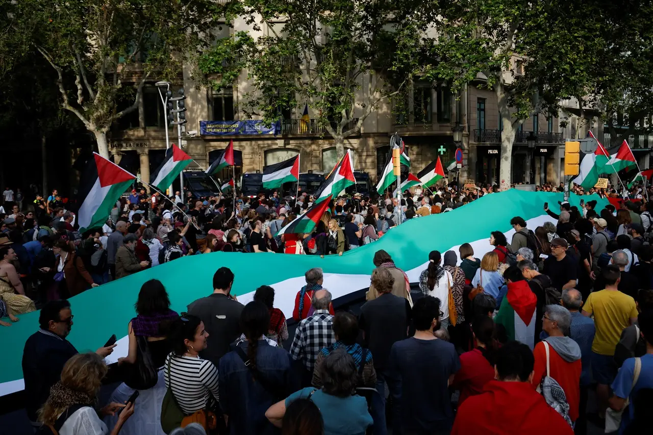 Bendera Raksasa Terbentang...