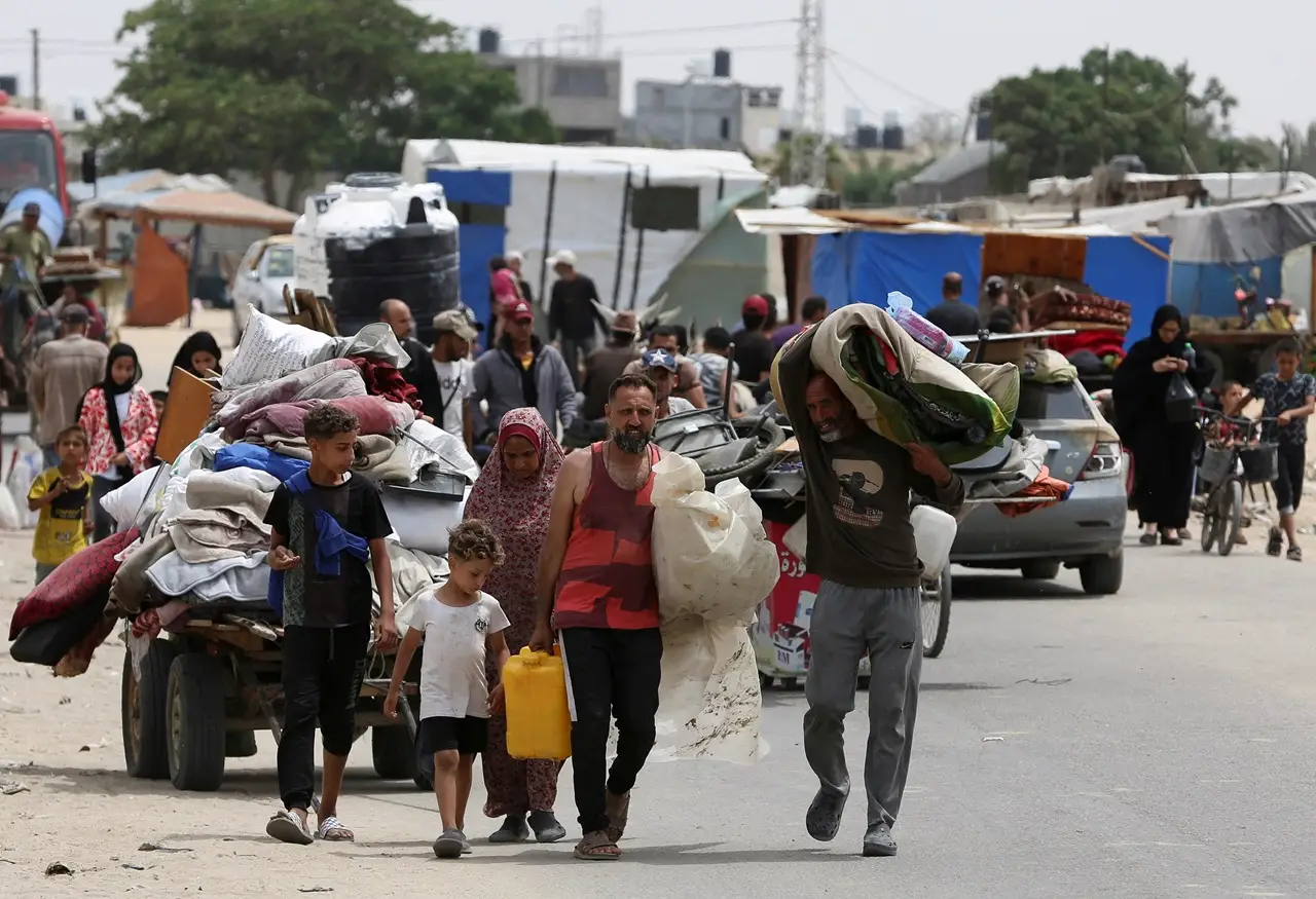 Warga Palestina di Rafah...