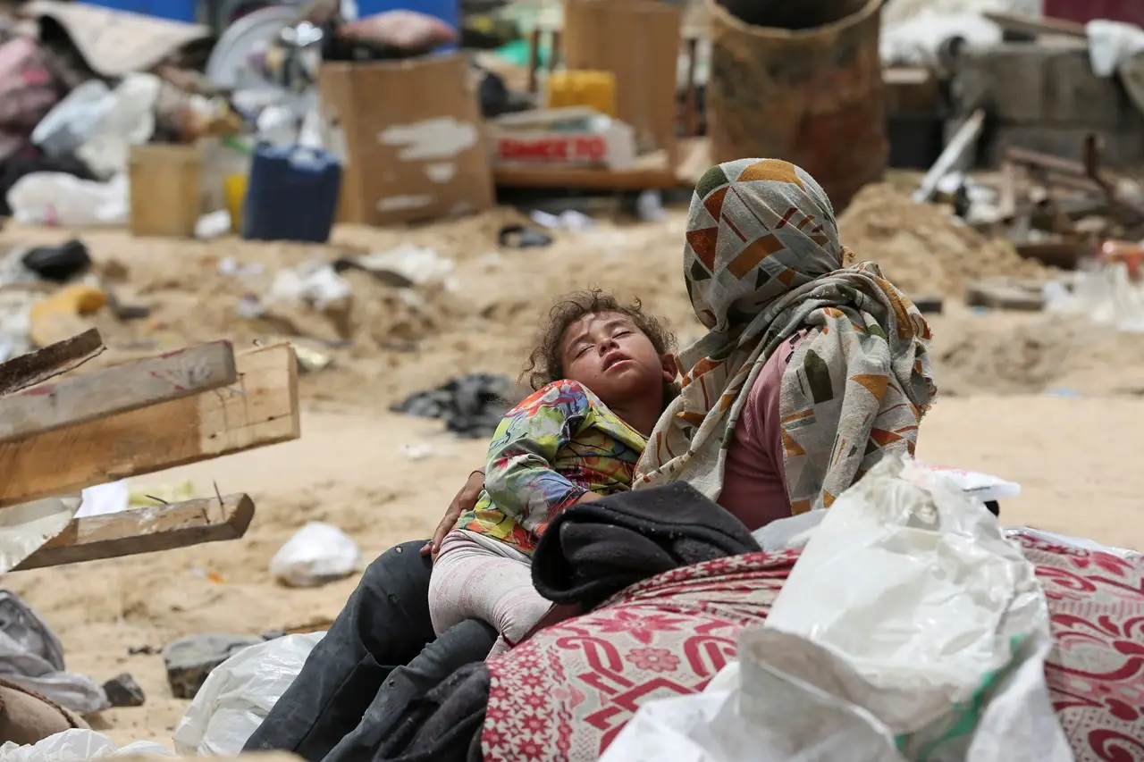 Warga Palestina di Rafah...