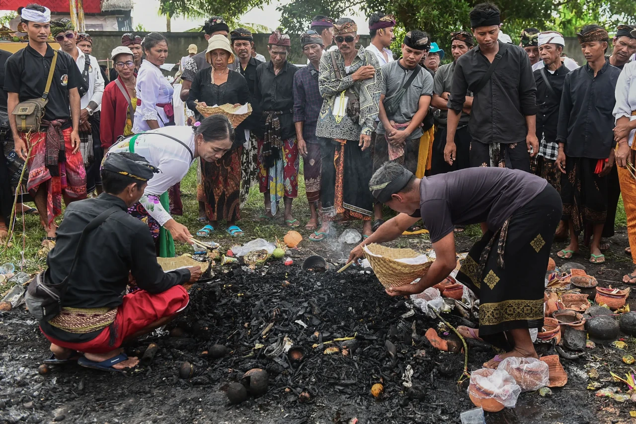 Potret Ngaben Massal...