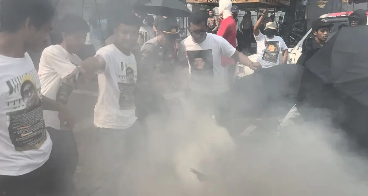 Demo Karyawan Polo Ralph...