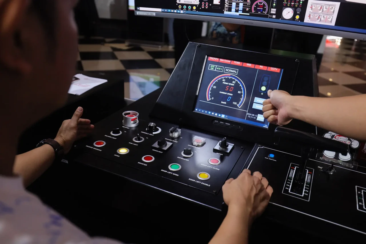 Menjajal Simulator Masinis...