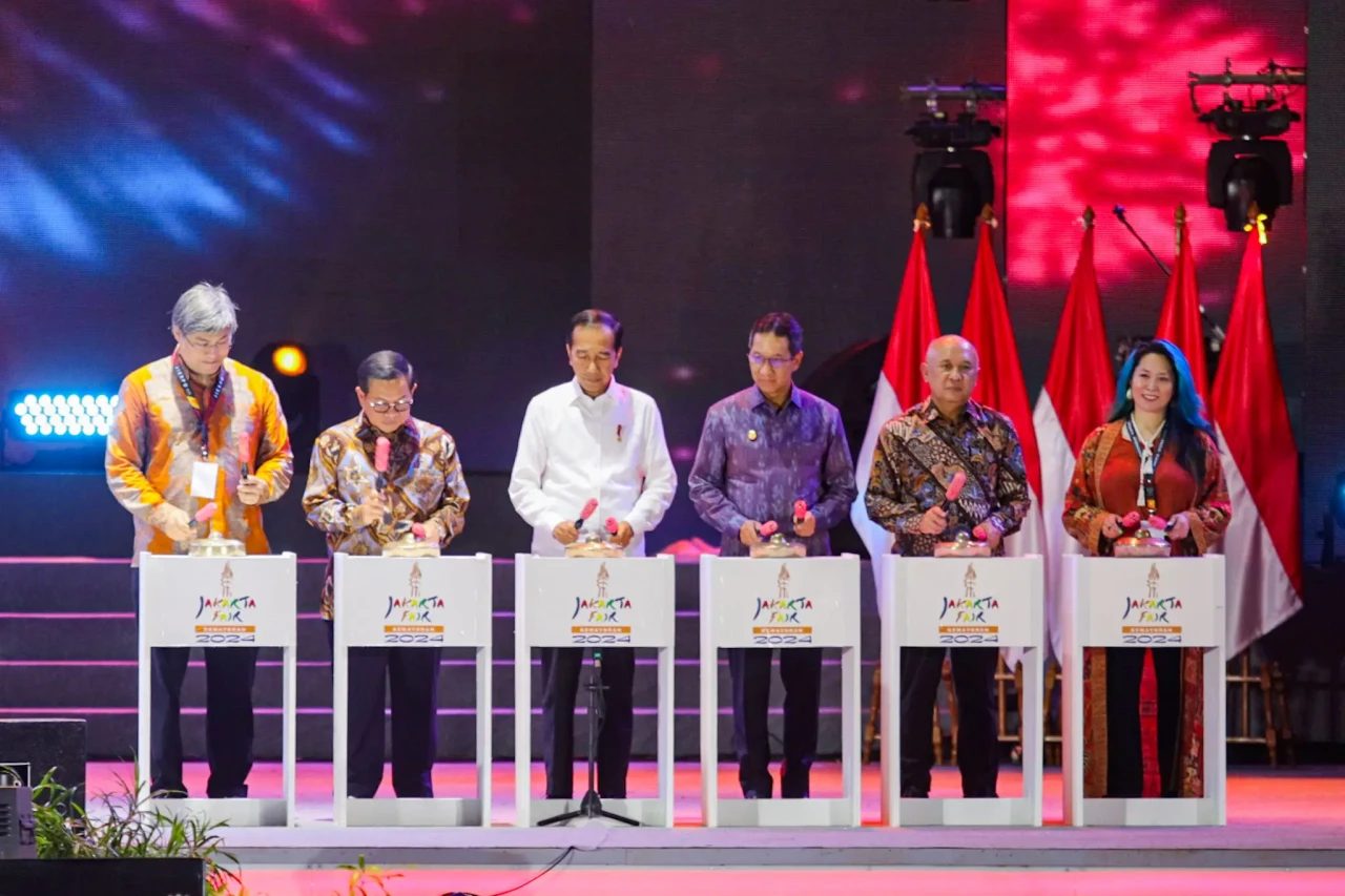 Presiden Jokowi Buka...