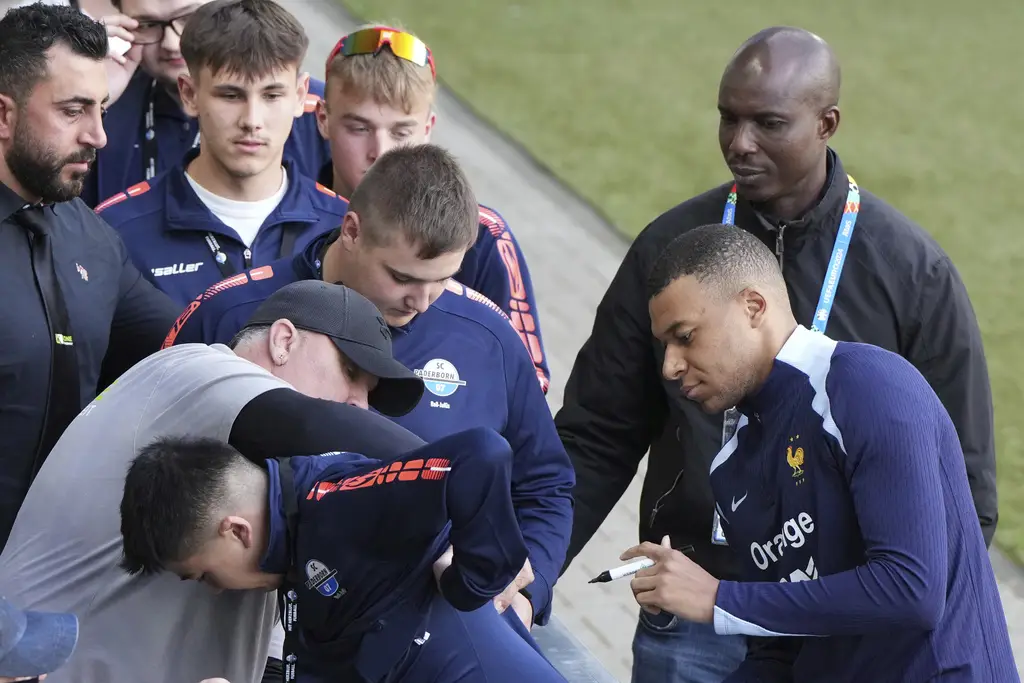 EURO 2024: Absen Latihan...