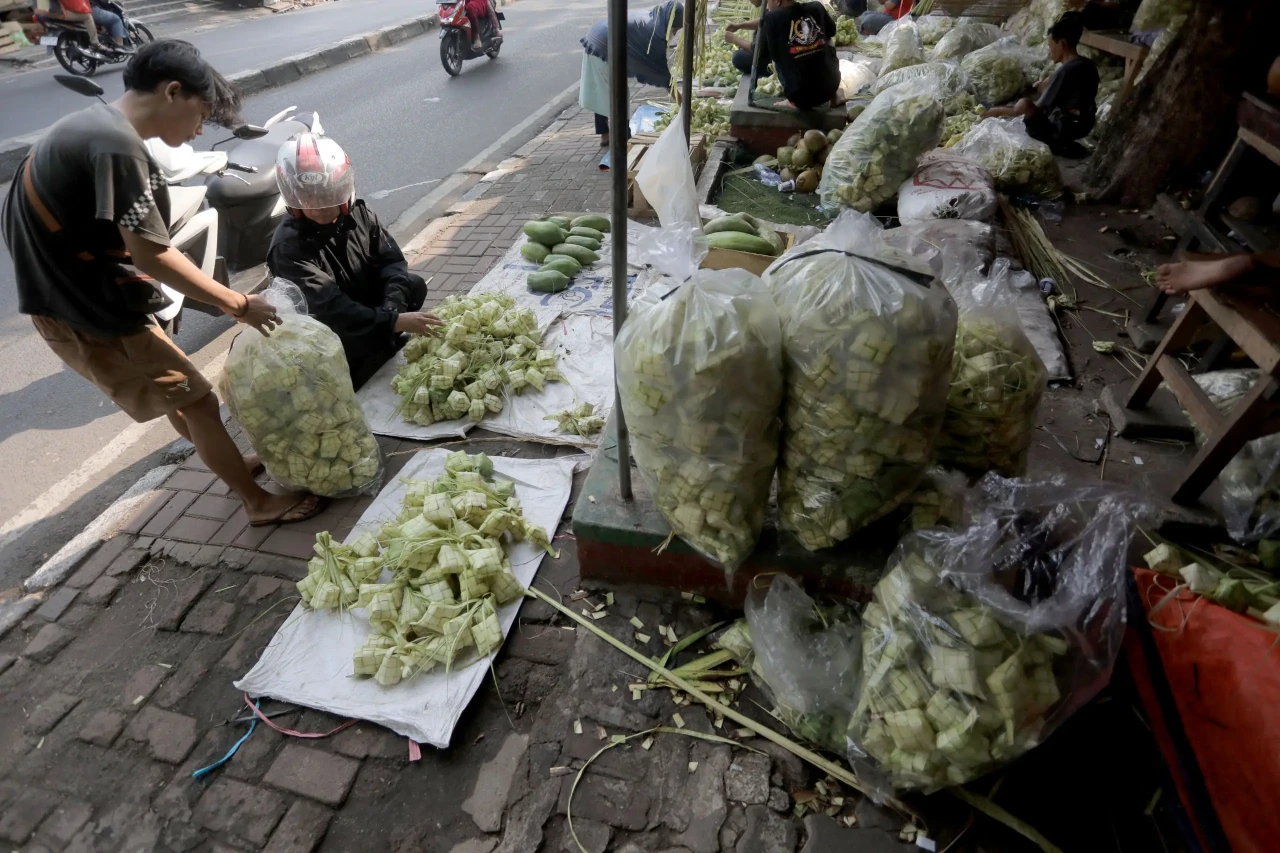 Pedagang Kulit Ketupat...