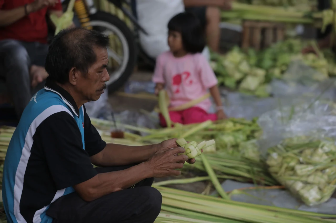 Pedagang Kulit Ketupat...
