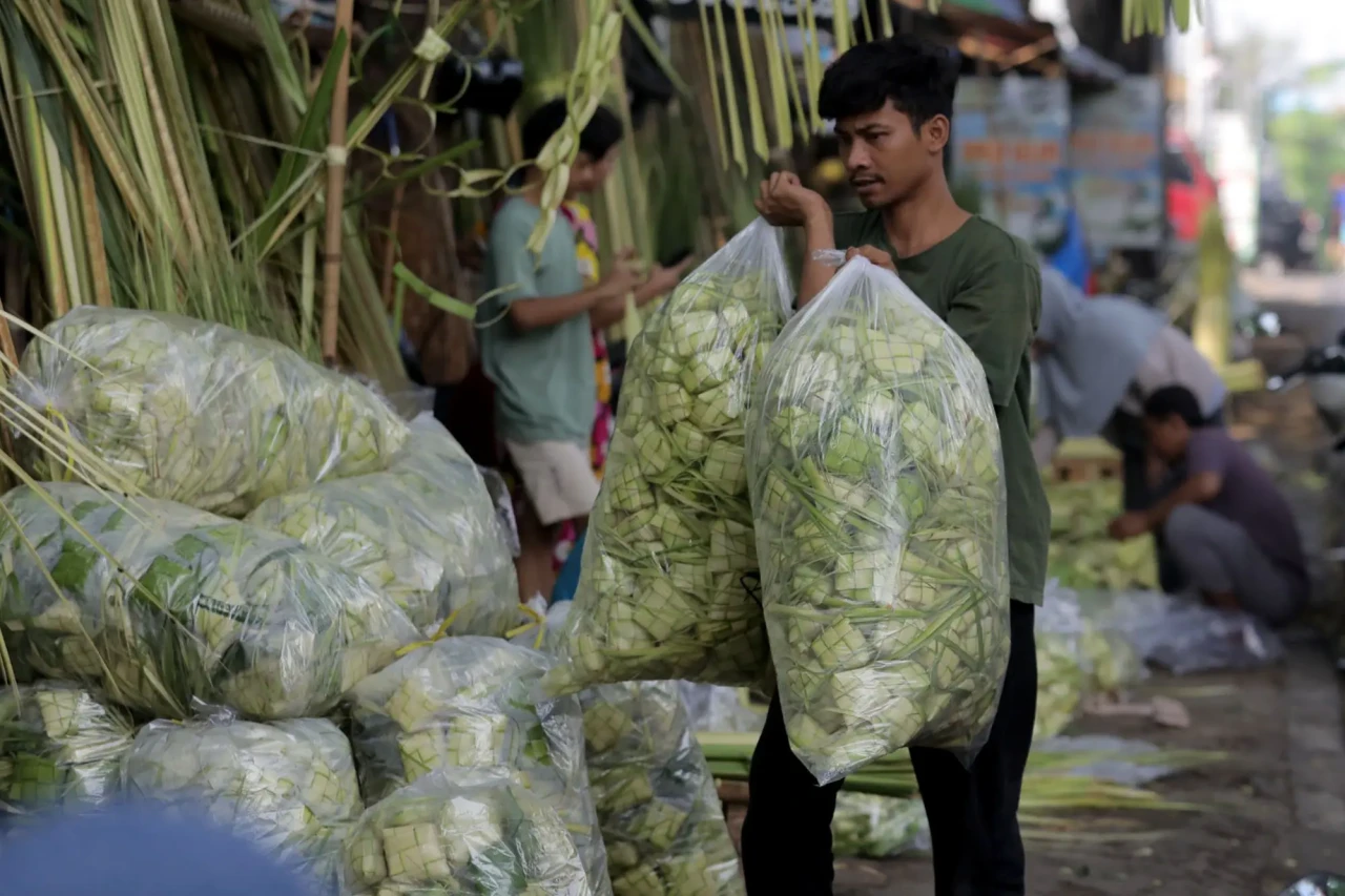 Pedagang Kulit Ketupat...