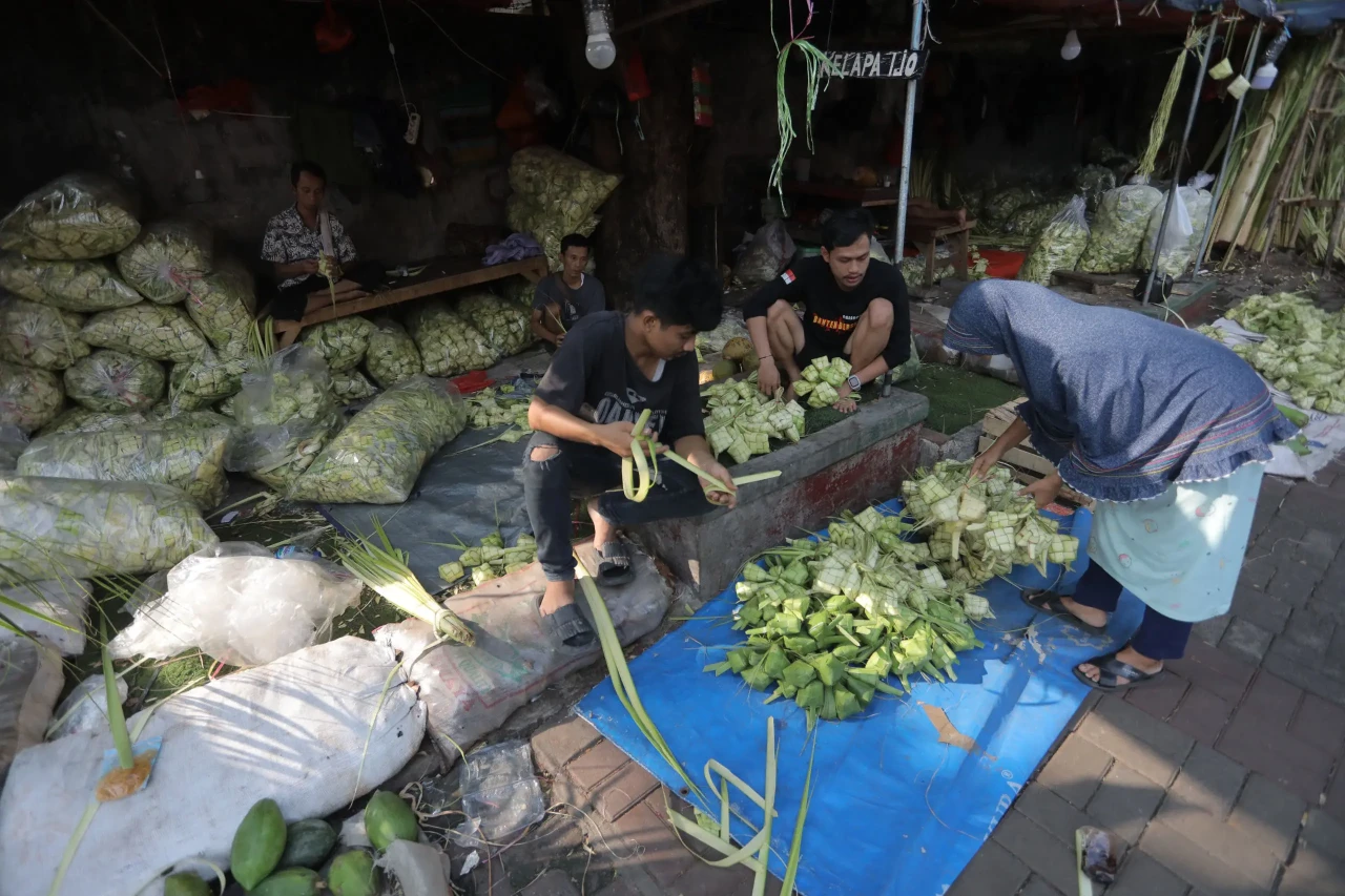 Pedagang Kulit Ketupat...