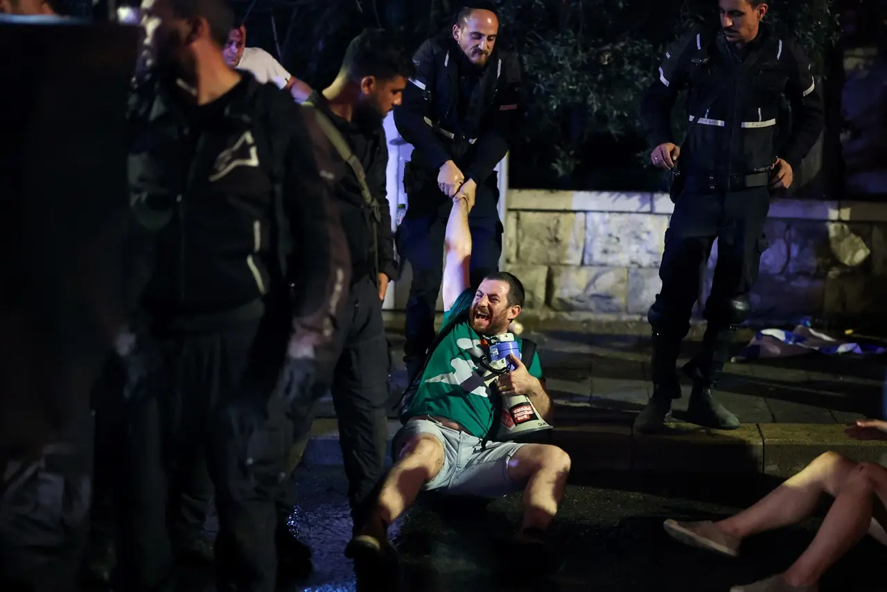 Yerusalem Memanas, Polisi...