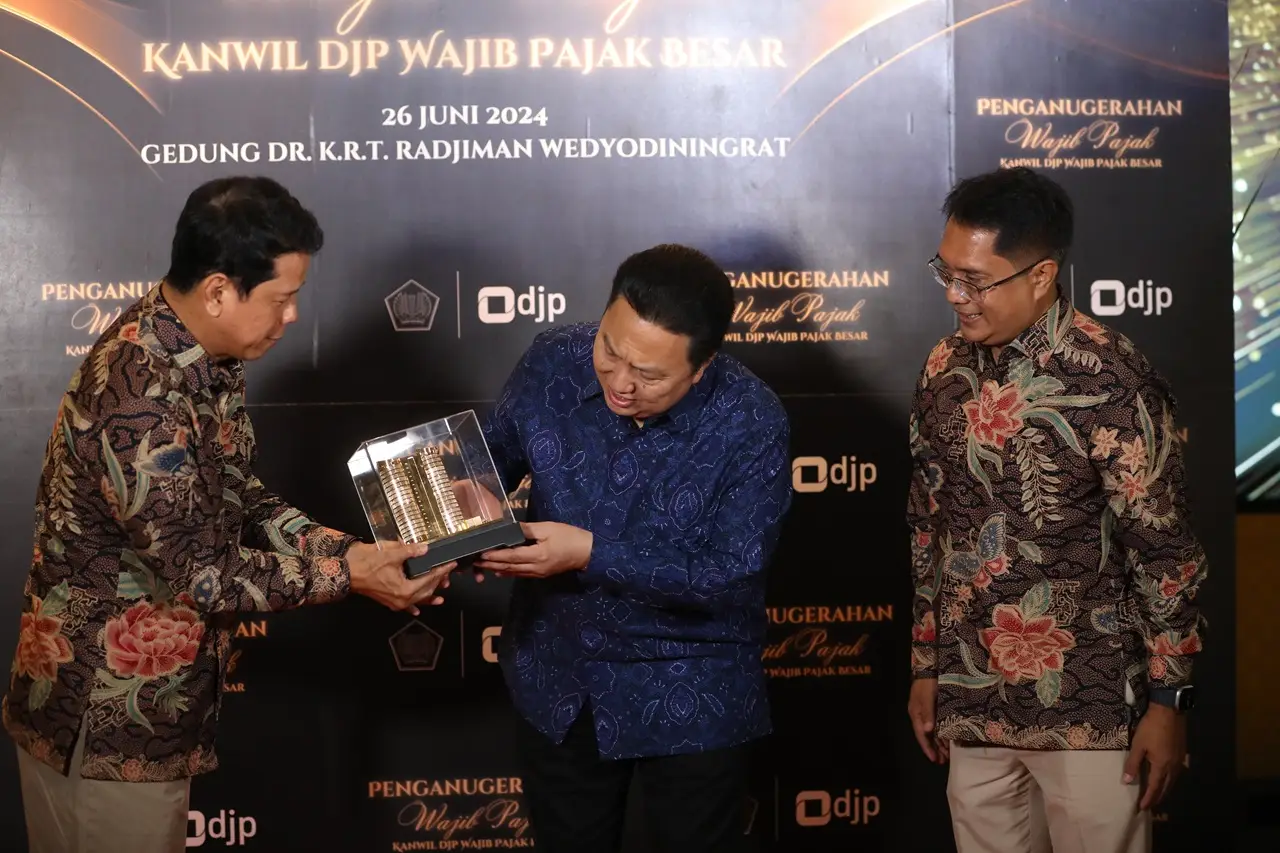 Adaro Raih Penghargaan...