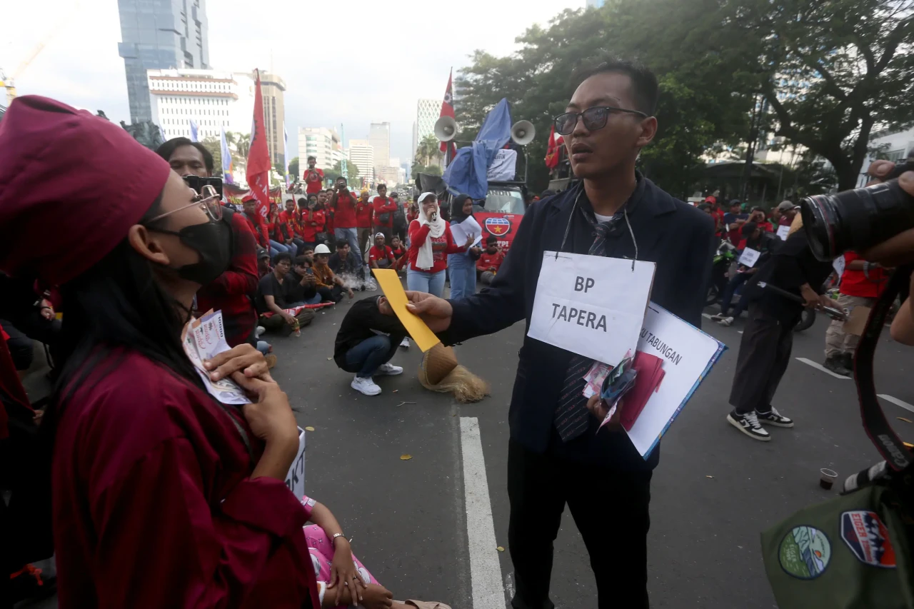Aksi Teatretikal Buruh...