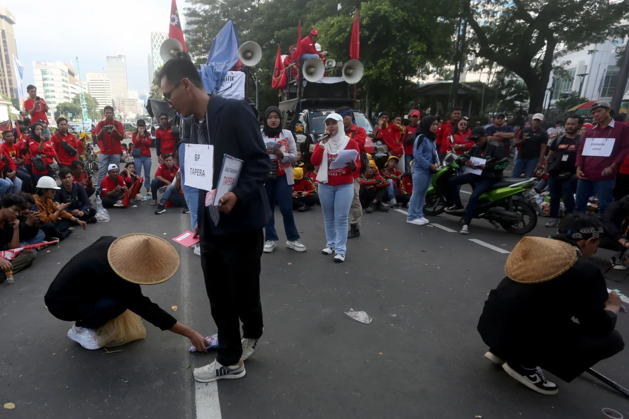 Aksi Teatretikal Buruh...