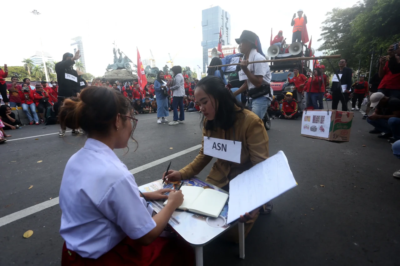 Aksi Teatretikal Buruh...