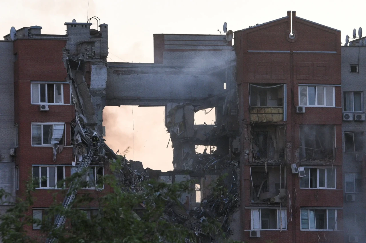 Rudal Rusia Jebol Apartemen...