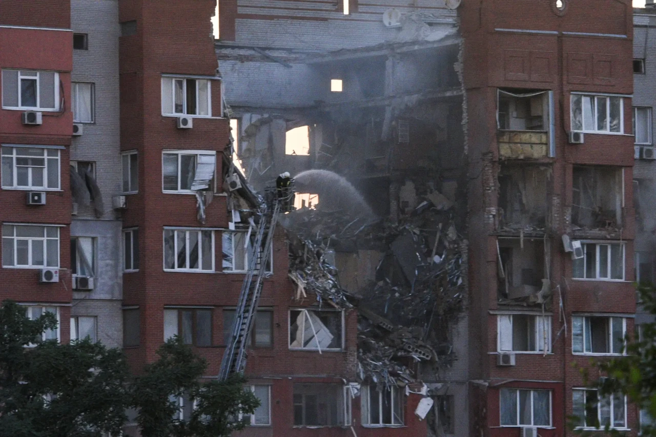Rudal Rusia Jebol Apartemen...