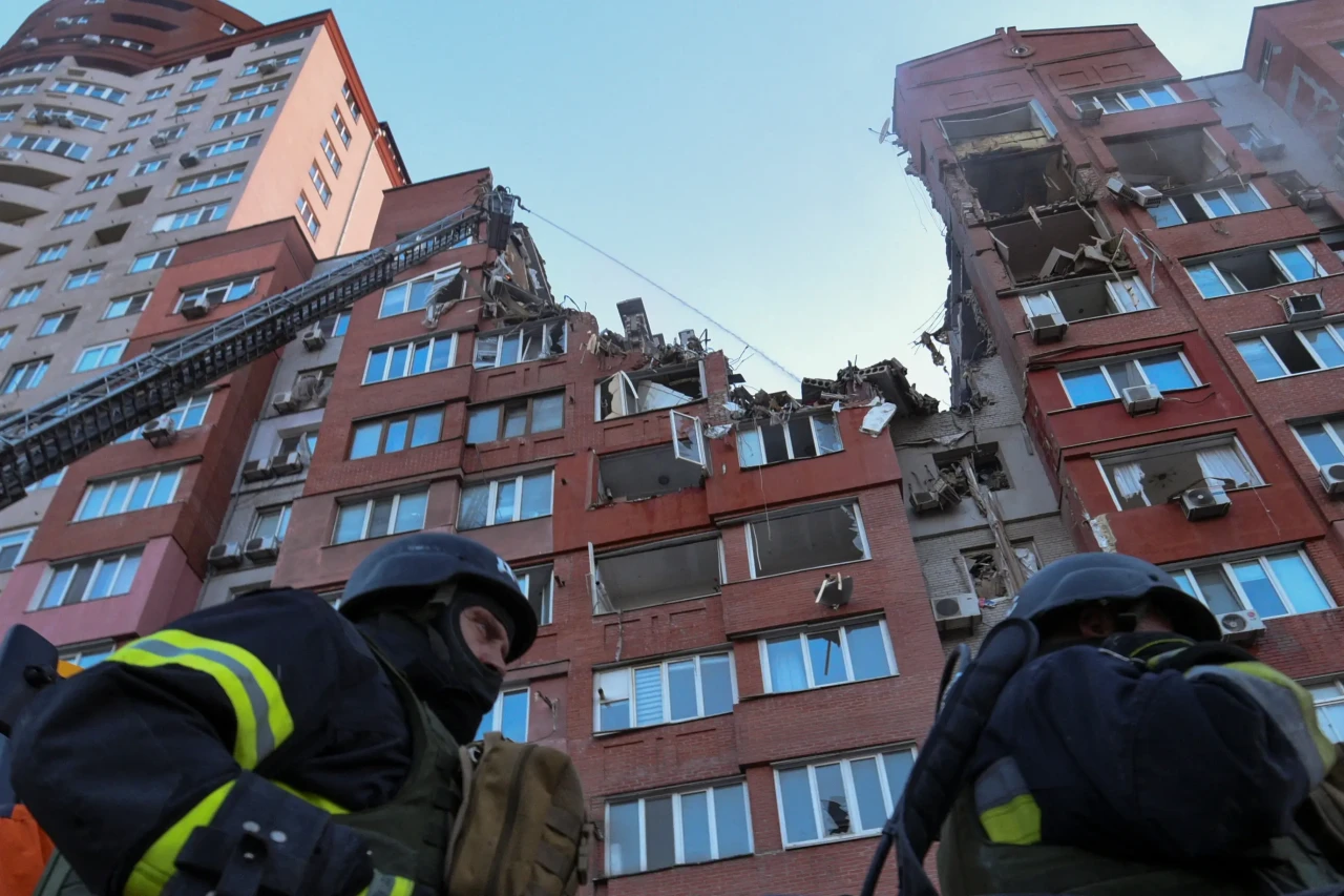 Rudal Rusia Jebol Apartemen...