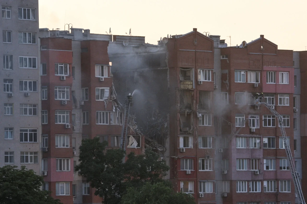 Rudal Rusia Jebol Apartemen...