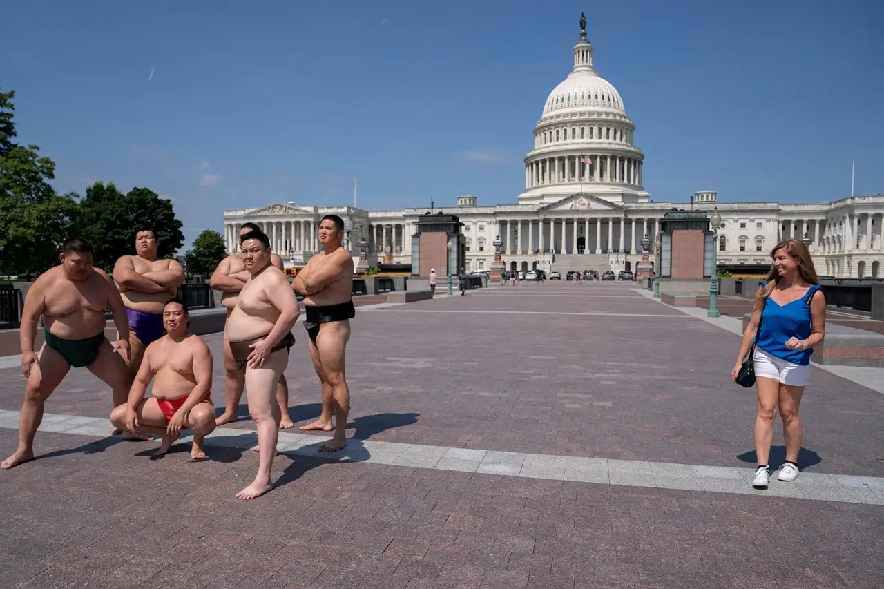 Melihat Eksibisi Sumo...