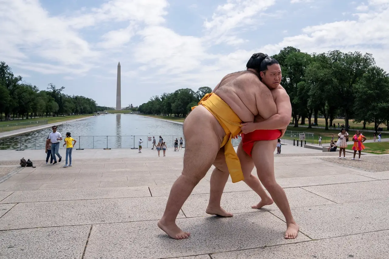 Melihat Eksibisi Sumo...