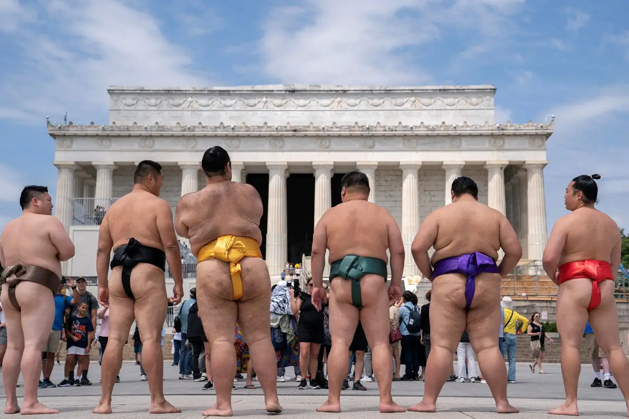 Melihat Eksibisi Sumo...