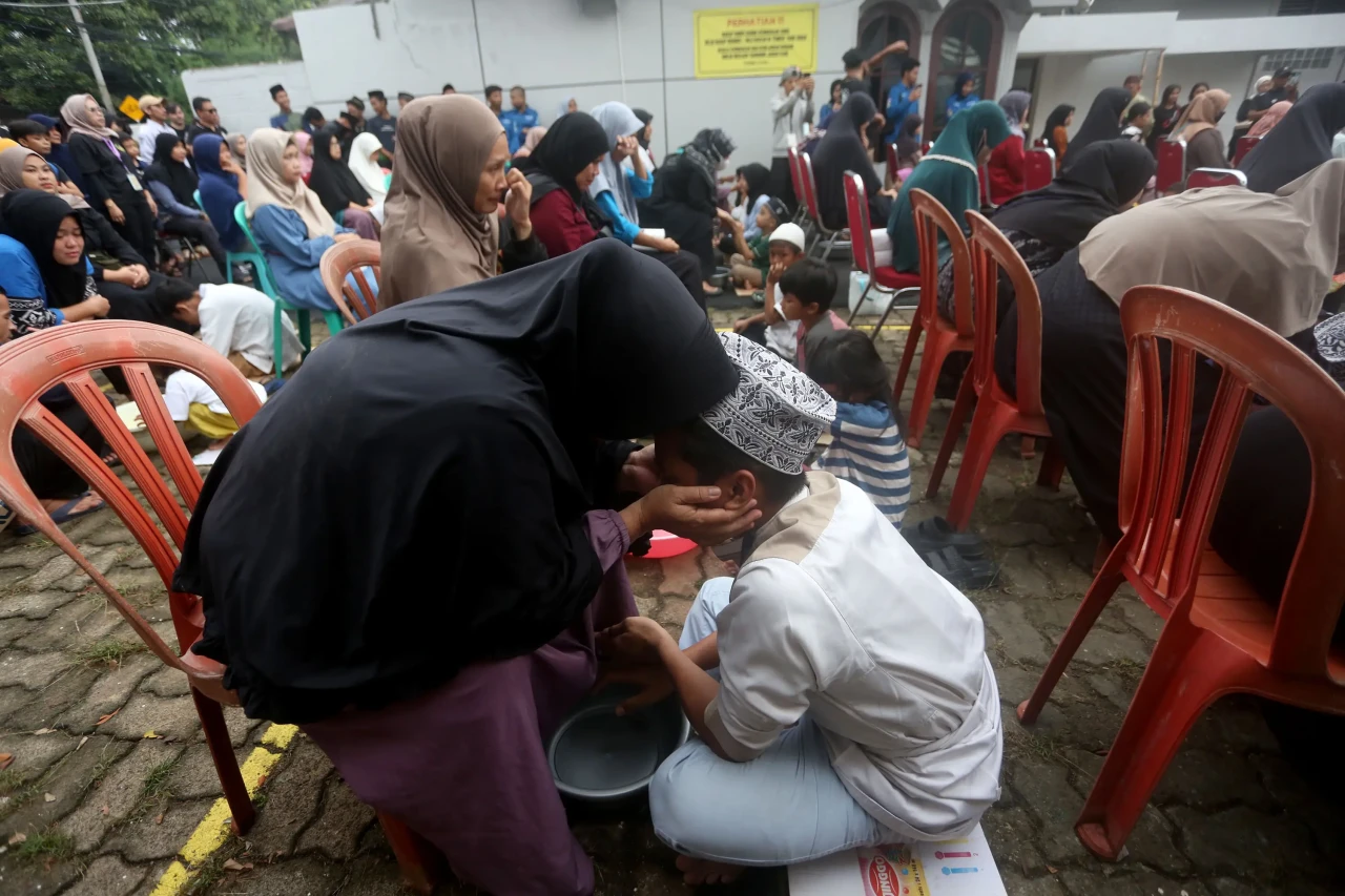 Penuh Haru Aksi Cuci...
