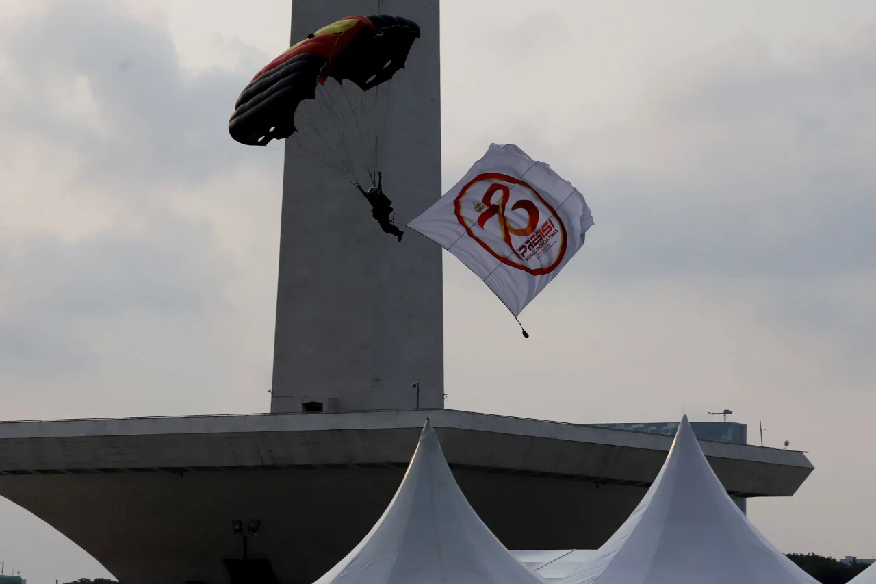 Aksi Terjun Payung dalam...