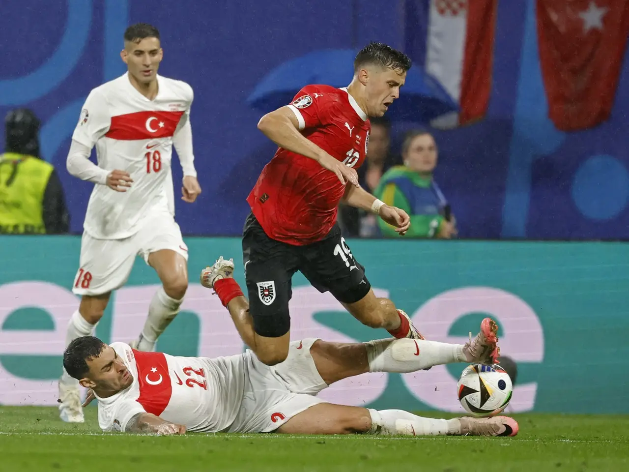 Hajar Austria, Turki...