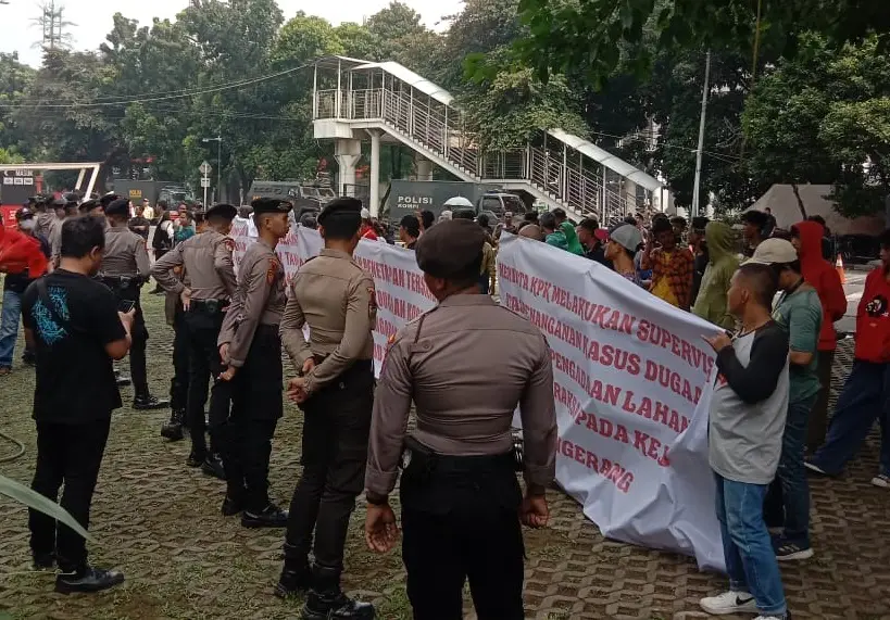 Ratusan Warga Demo KPK...