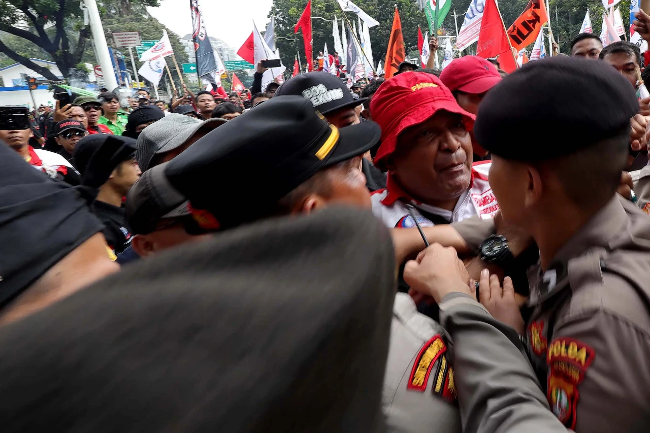 Aksi Buruh Tolak UU...