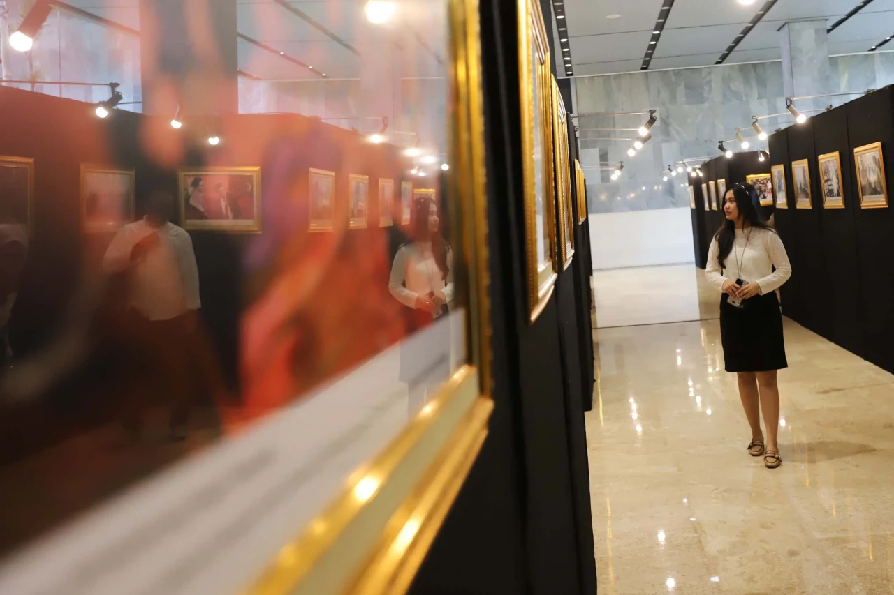 Pameran Foto Warna-Warni...