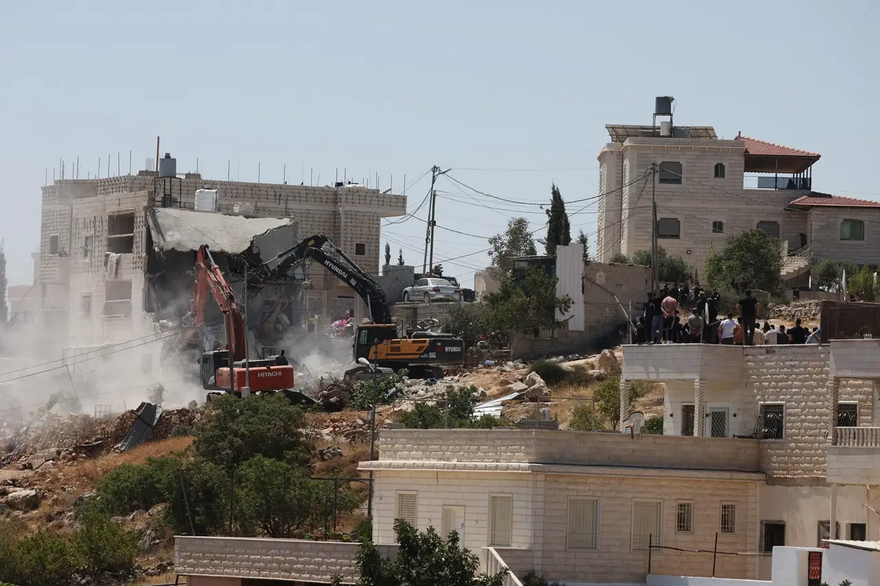 Israel Hancurkan Rumah...