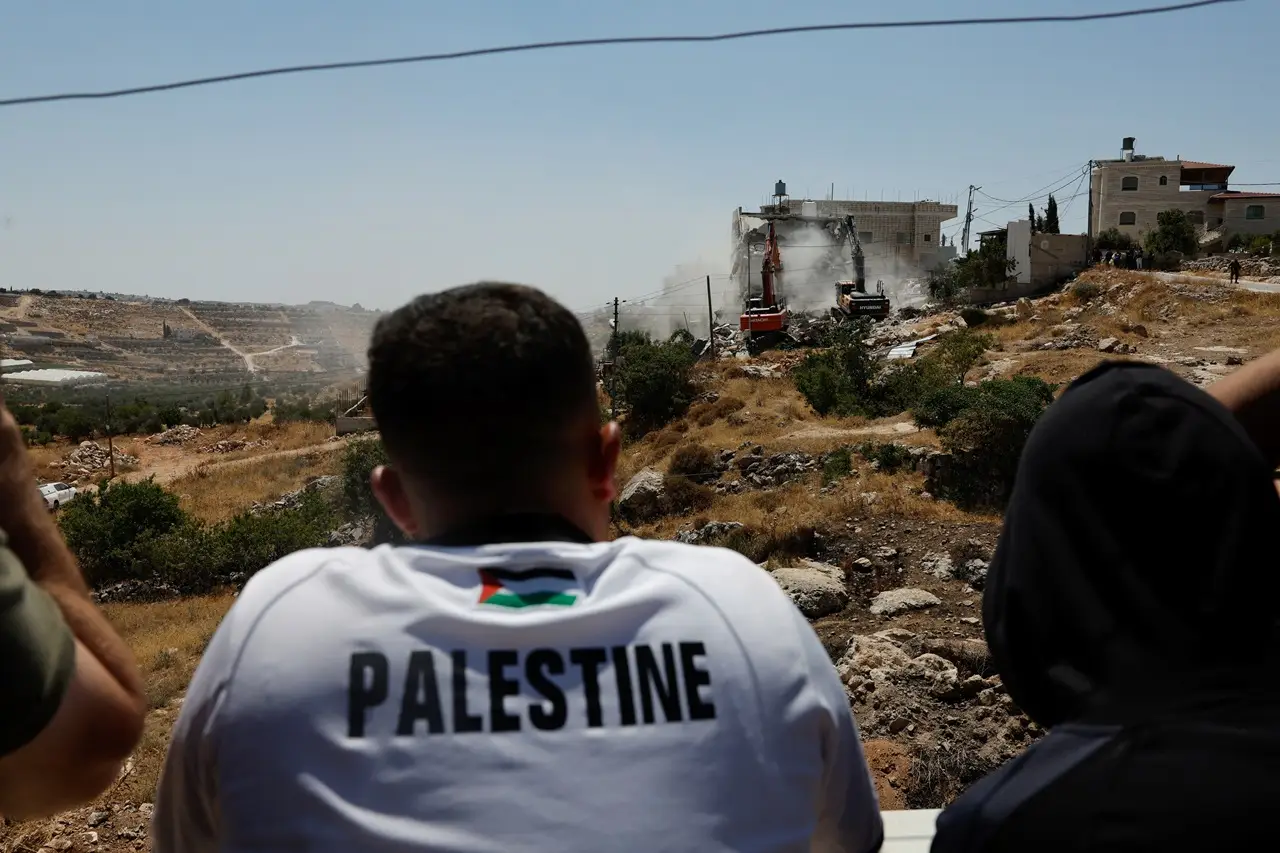 Israel Hancurkan Rumah...
