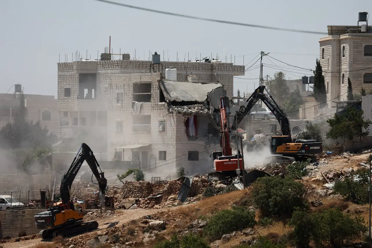 Israel Hancurkan Rumah...