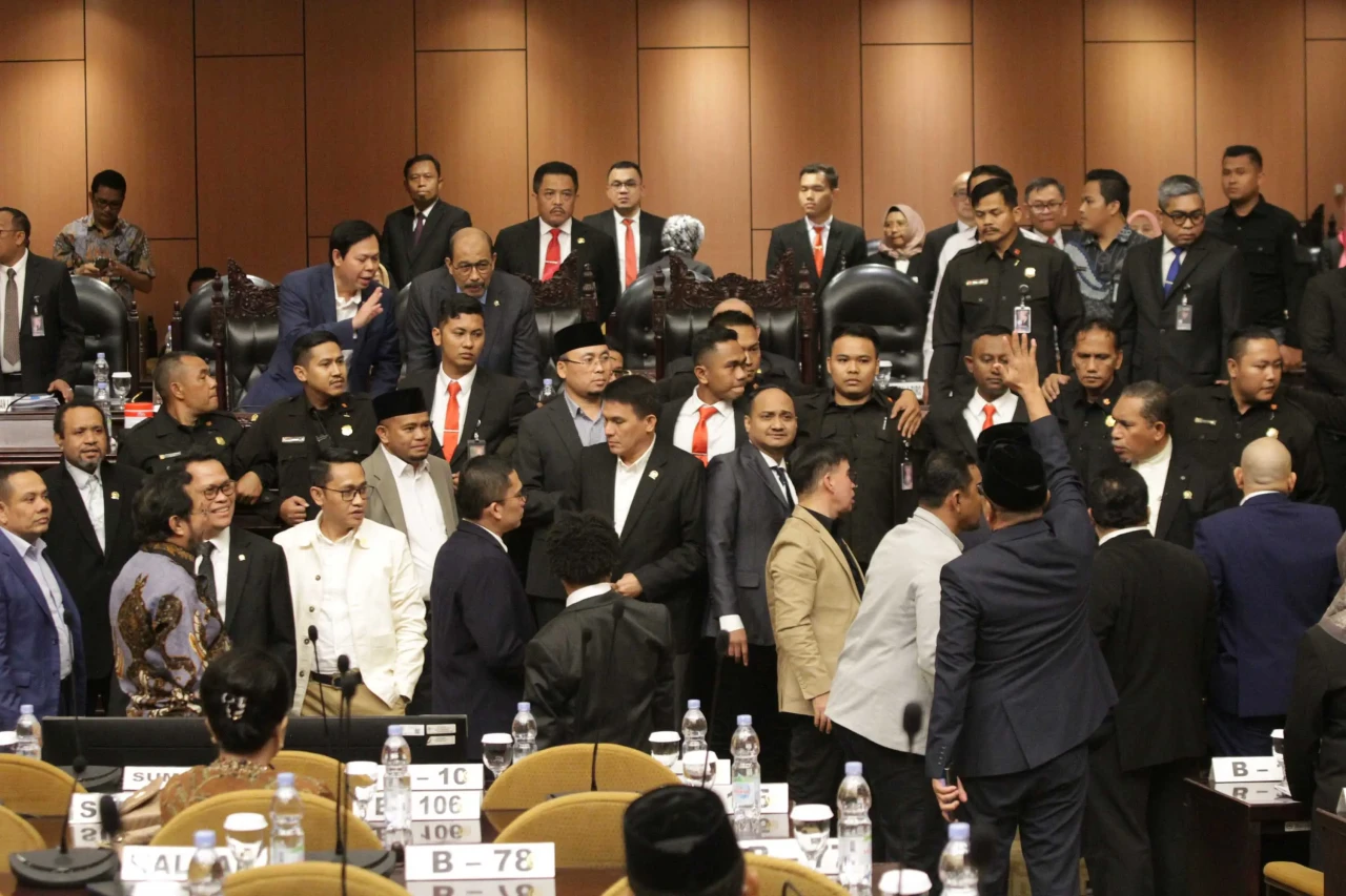 Kericuhan di Sidang...