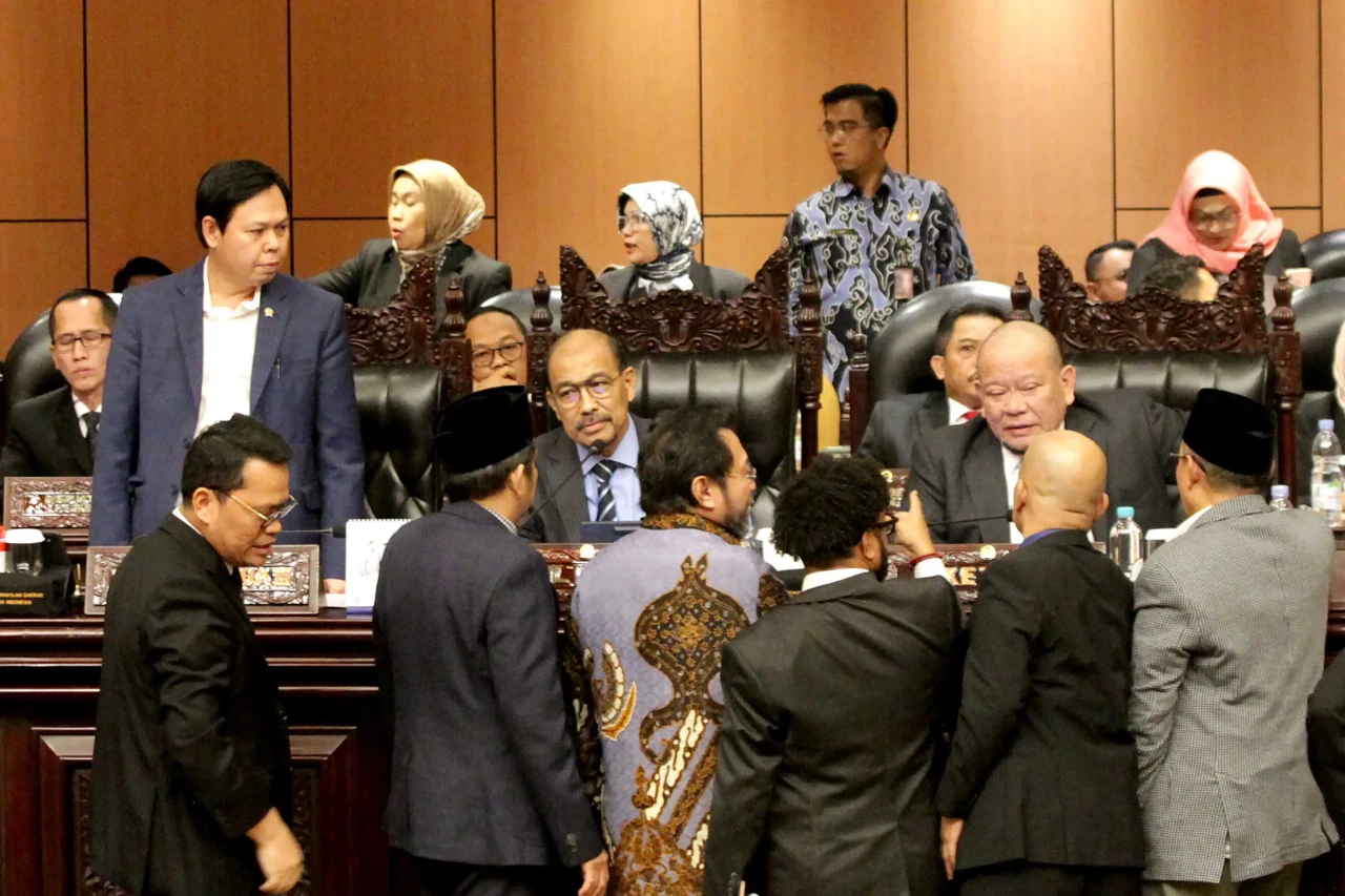 Kericuhan di Sidang...