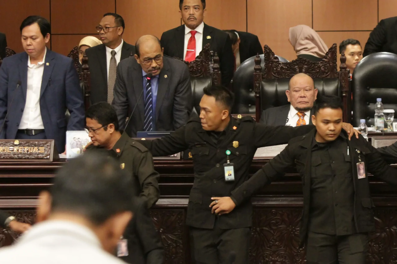 Kericuhan di Sidang...