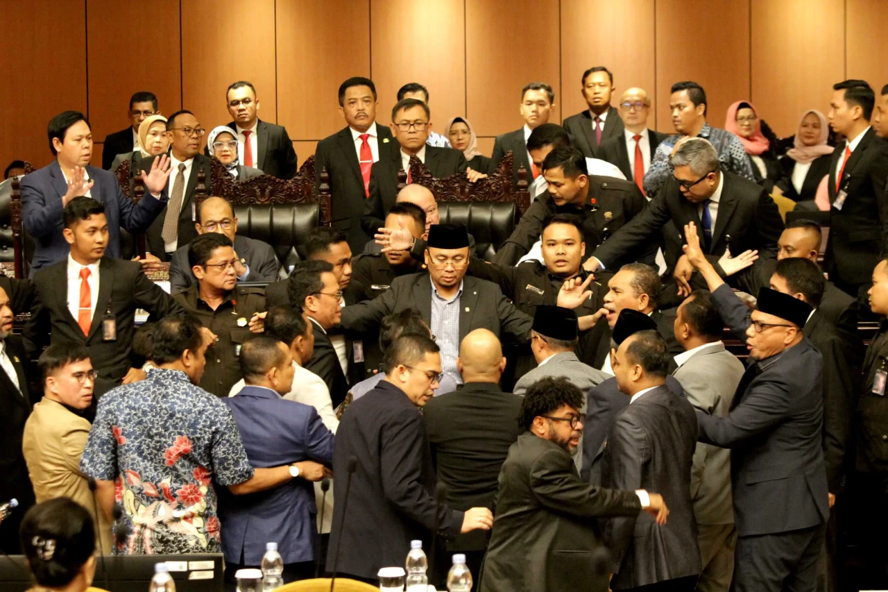 Kericuhan di Sidang...