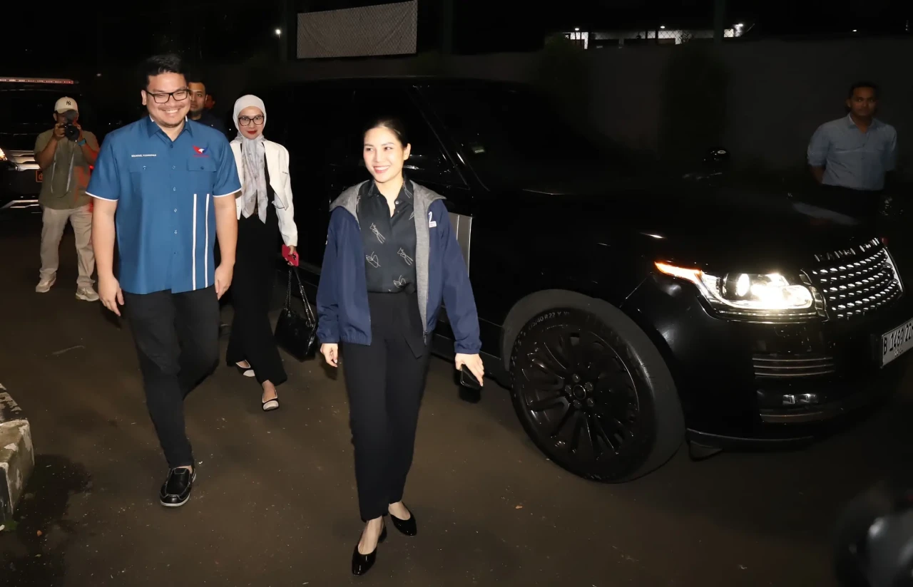 Sambangi Kediaman Zulhas,...