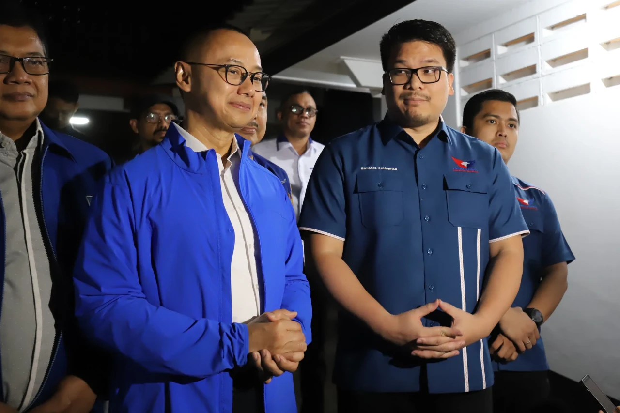 Sambangi Kediaman Zulhas,...