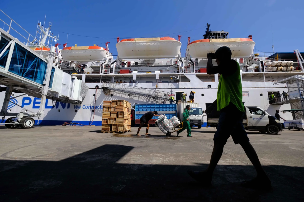 Transportasi Laut Pelni...