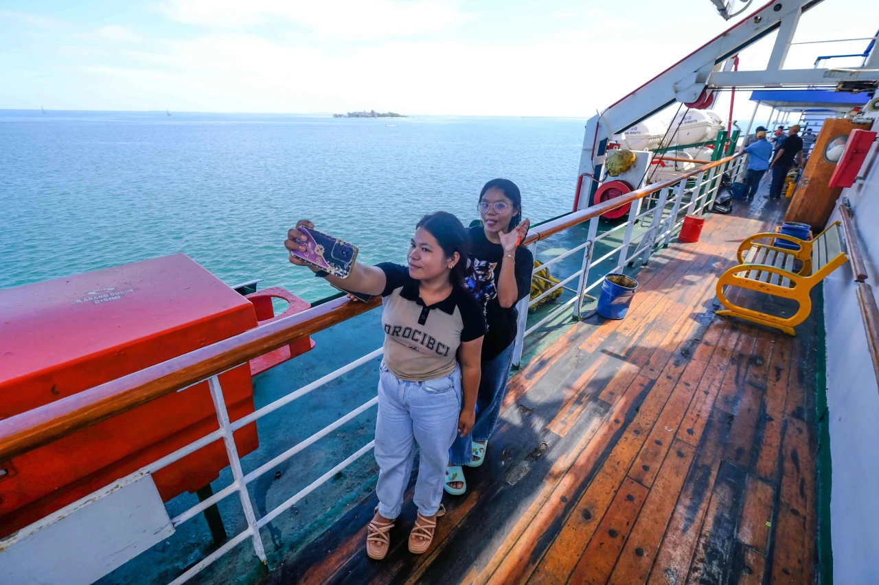 Transportasi Laut Pelni...