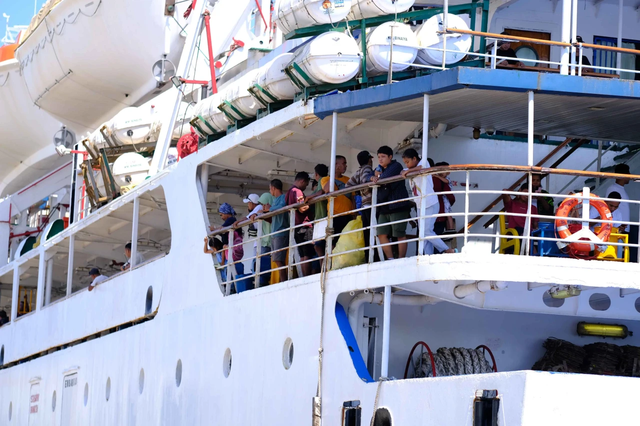 Transportasi Laut Pelni...