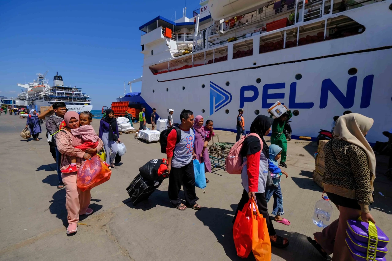 Transportasi Laut Pelni...
