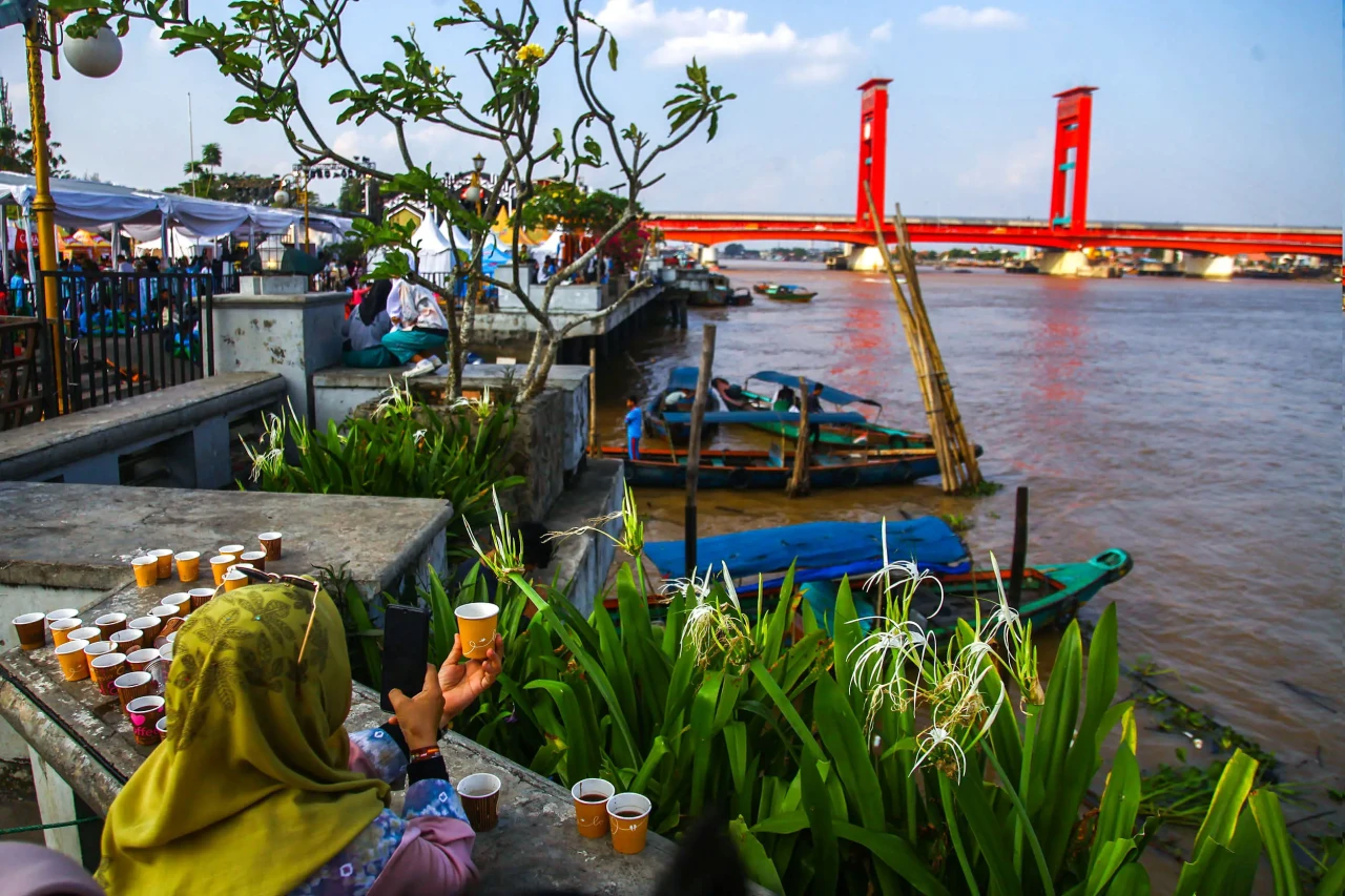 Potret Minum Kopi Pinggir...