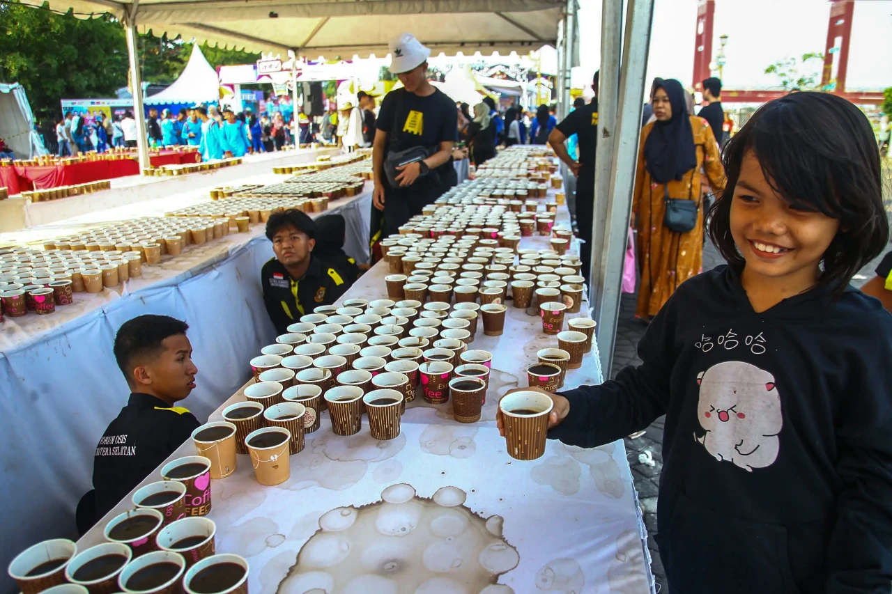 Potret Minum Kopi Pinggir...