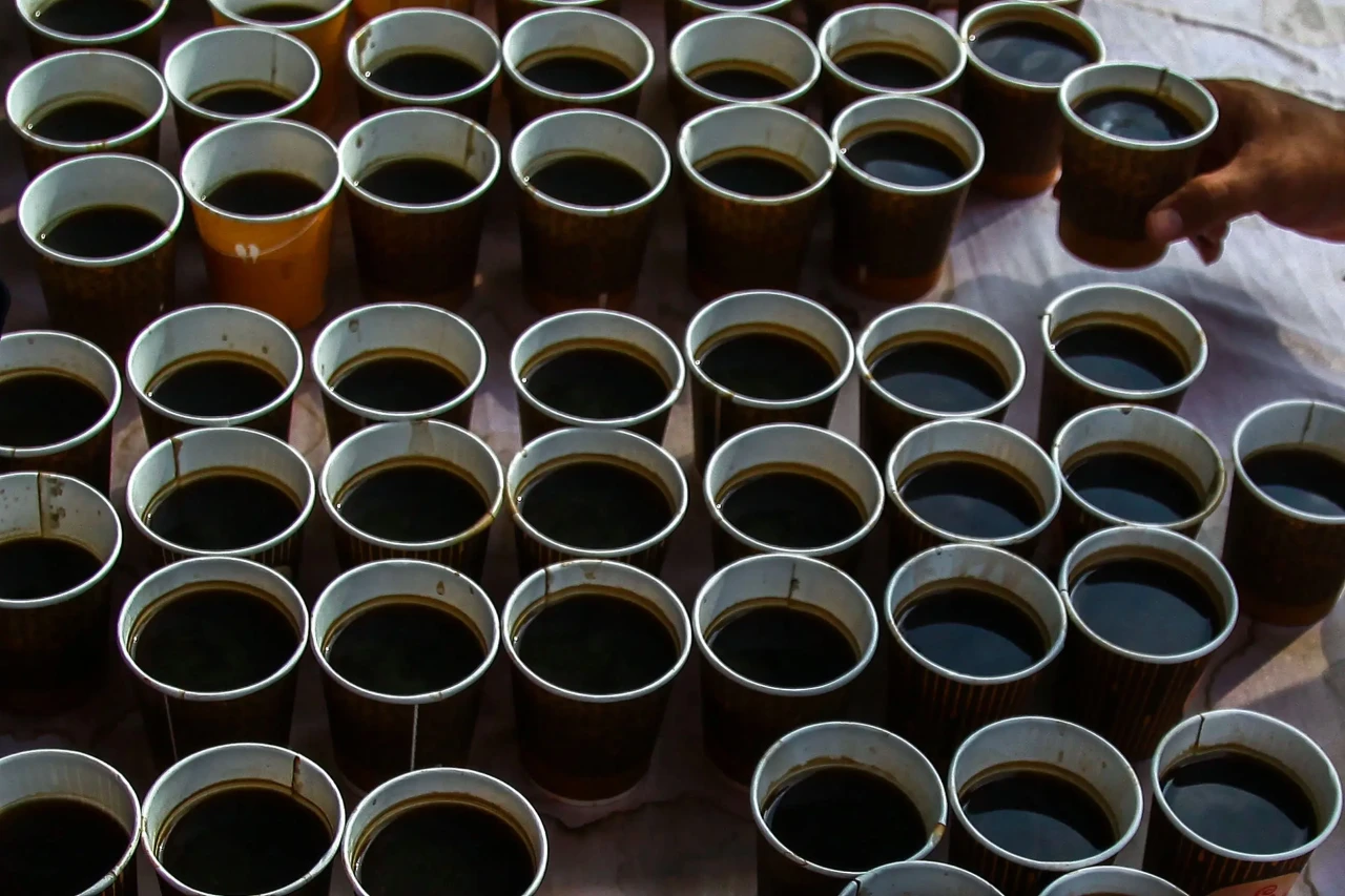 Potret Minum Kopi Pinggir...