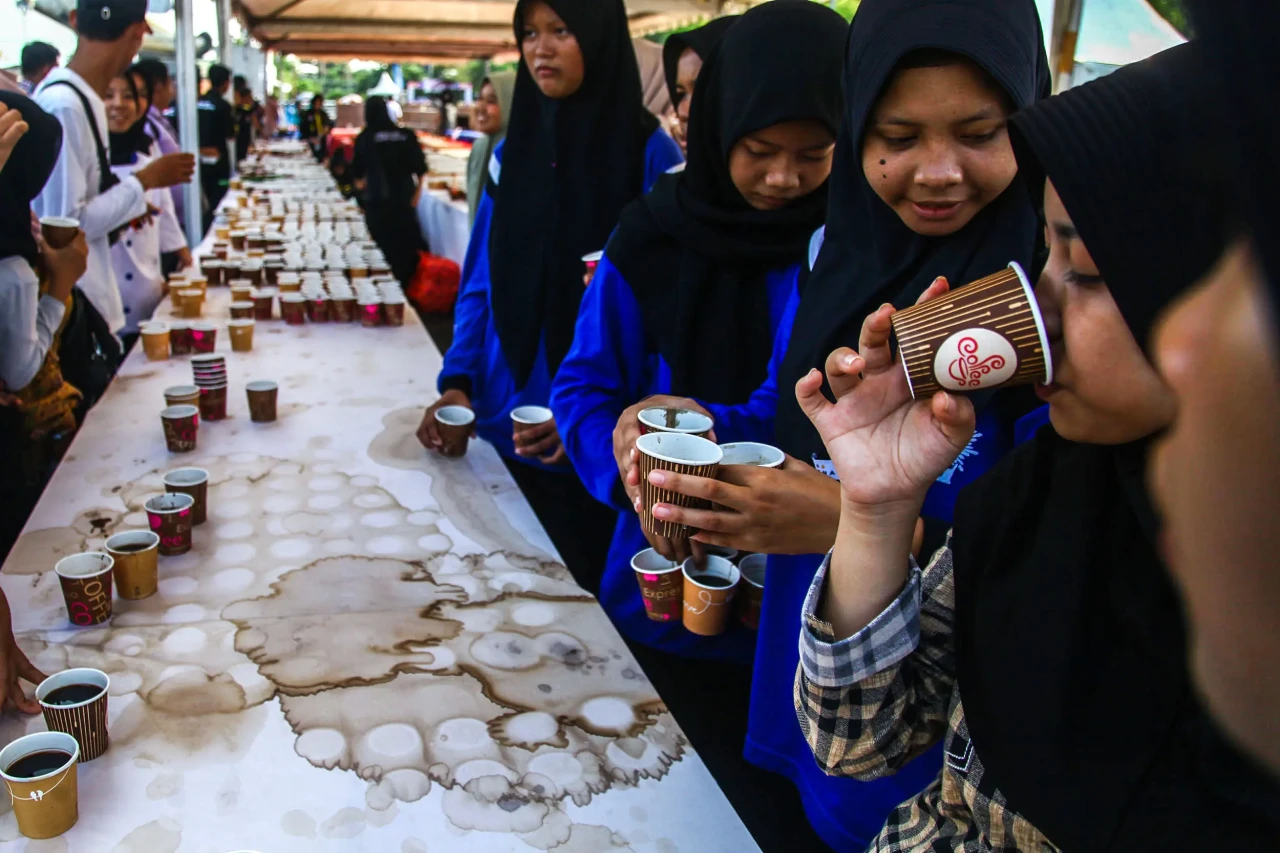 Potret Minum Kopi Pinggir...