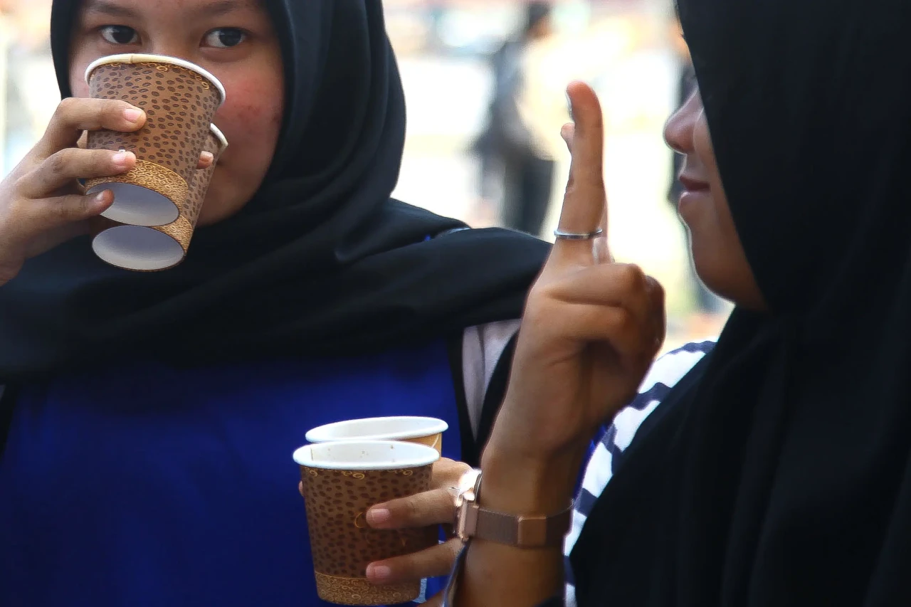 Potret Minum Kopi Pinggir...