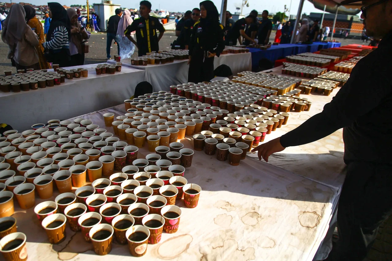 Potret Minum Kopi Pinggir...